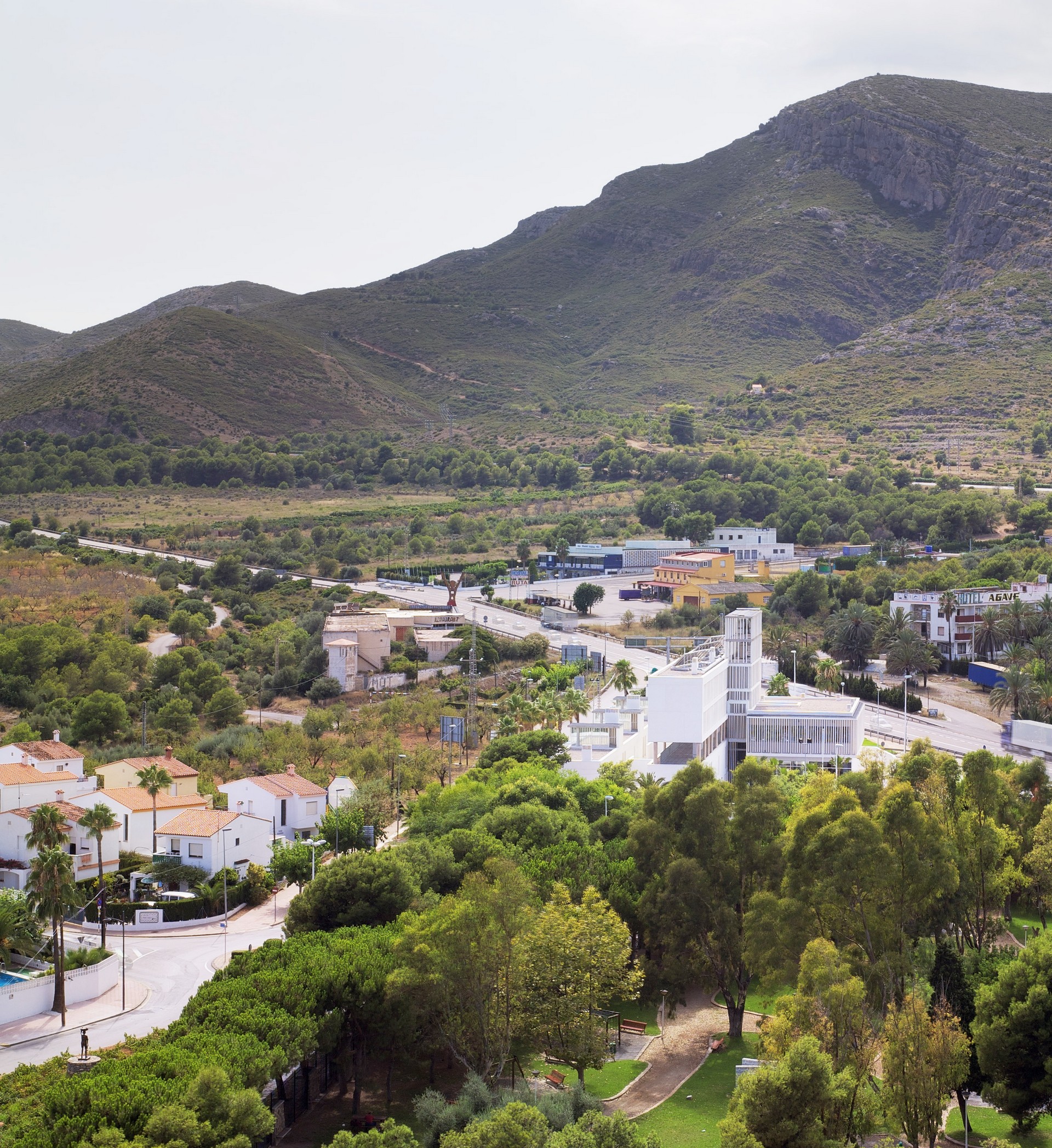 Moderno edificio que da respuesta a su entorno, un edificio cuya arquitectura refleja la fusión de usos, la innovación y la fusión de estilos en la ciudad. Interiores de espacios dinámicos que se cruzan entre ellos favoreciendo zonas que invitan a la cultura, tranquilidad y las miradas exteriores a nuevos espacios que amplían las posibilidades de intercambio social. Modern building according to its environment, a building whose architecture reflects the blending of applications, focusing on innovation and the fusion of styles of the city. The dynamic interior spaces invite to culture, peace and look to new areas that expand the possibilities of social exchange.