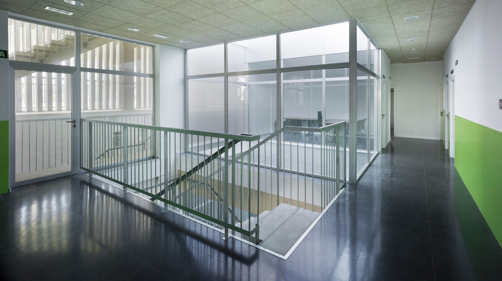 Moderno edificio que da respuesta a su entorno, un edificio cuya arquitectura refleja la fusión de usos, la innovación y la fusión de estilos en la ciudad. Interiores de espacios dinámicos que se cruzan entre ellos favoreciendo zonas que invitan a la cultura, tranquilidad y las miradas exteriores a nuevos espacios que amplían las posibilidades de intercambio social. Modern building according to its environment, a building whose architecture reflects the blending of applications, focusing on innovation and the fusion of styles of the city. The dynamic interior spaces invite to culture, peace and look to new areas that expand the possibilities of social exchange.