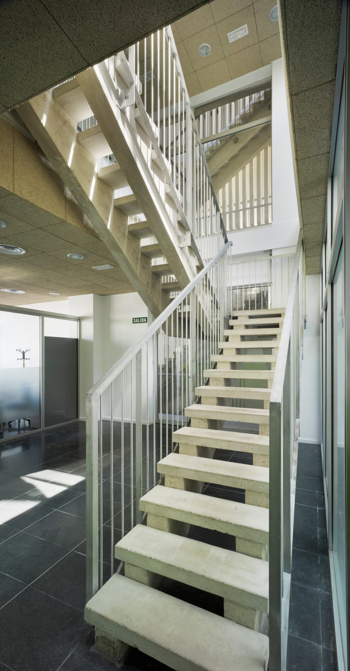 Moderno edificio que da respuesta a su entorno, un edificio cuya arquitectura refleja la fusión de usos, la innovación y la fusión de estilos en la ciudad. Interiores de espacios dinámicos que se cruzan entre ellos favoreciendo zonas que invitan a la cultura, tranquilidad y las miradas exteriores a nuevos espacios que amplían las posibilidades de intercambio social. Modern building according to its environment, a building whose architecture reflects the blending of applications, focusing on innovation and the fusion of styles of the city. The dynamic interior spaces invite to culture, peace and look to new areas that expand the possibilities of social exchange.