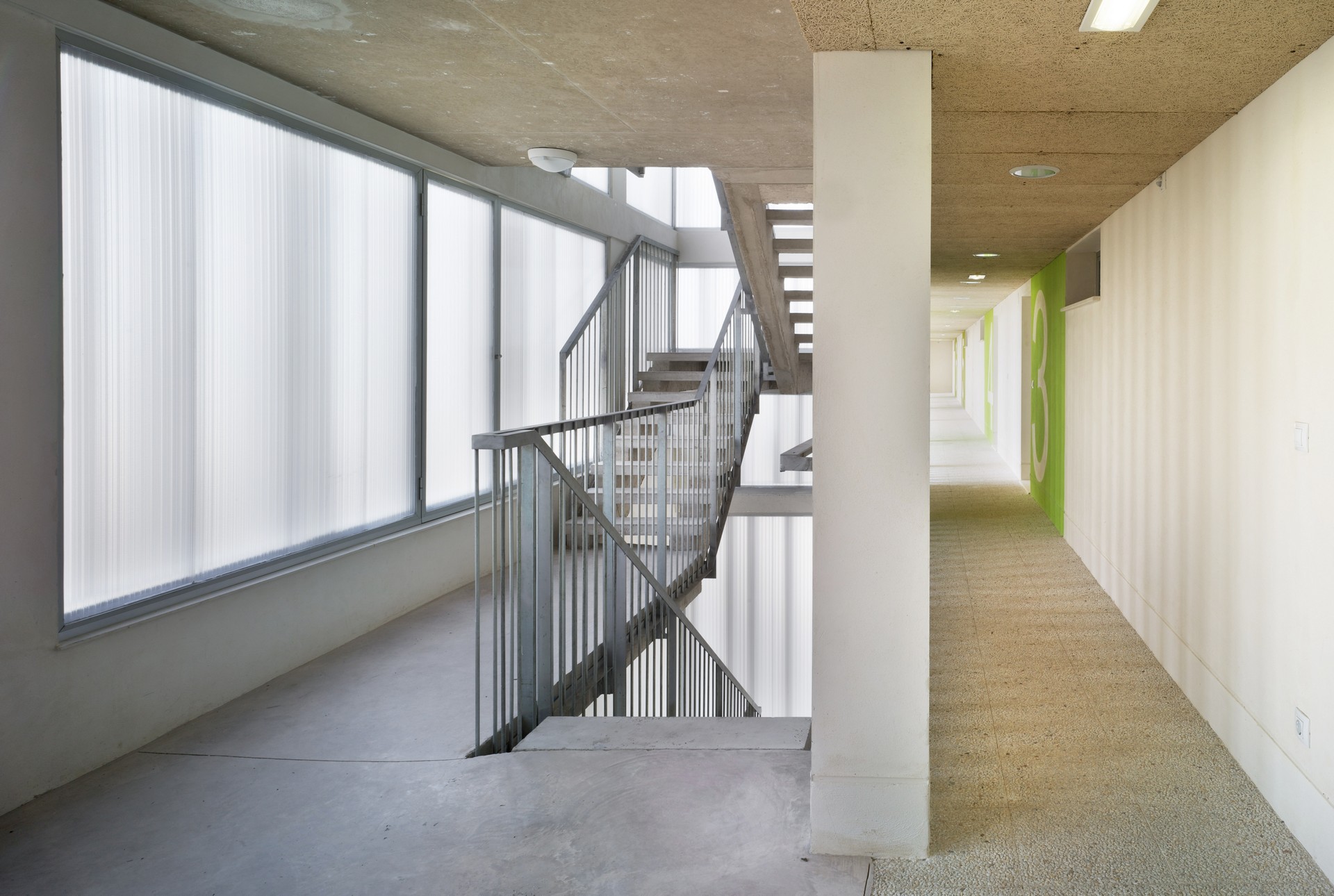 Moderno edificio que da respuesta a su entorno, un edificio cuya arquitectura refleja la fusión de usos, la innovación y la fusión de estilos en la ciudad. Interiores de espacios dinámicos que se cruzan entre ellos favoreciendo zonas que invitan a la cultura, tranquilidad y las miradas exteriores a nuevos espacios que amplían las posibilidades de intercambio social. Modern building according to its environment, a building whose architecture reflects the blending of applications, focusing on innovation and the fusion of styles of the city. The dynamic interior spaces invite to culture, peace and look to new areas that expand the possibilities of social exchange.