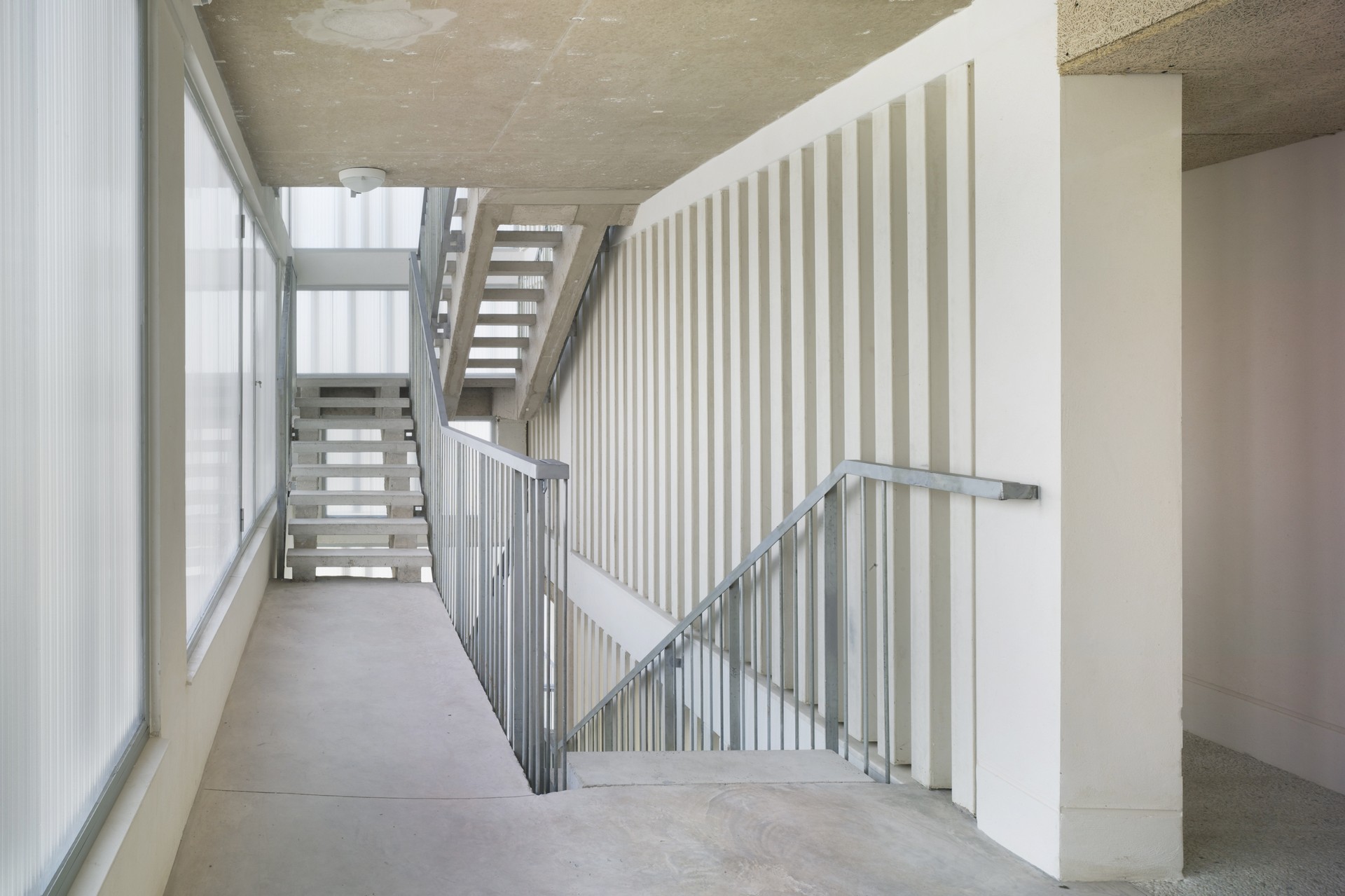 Moderno edificio que da respuesta a su entorno, un edificio cuya arquitectura refleja la fusión de usos, la innovación y la fusión de estilos en la ciudad. Interiores de espacios dinámicos que se cruzan entre ellos favoreciendo zonas que invitan a la cultura, tranquilidad y las miradas exteriores a nuevos espacios que amplían las posibilidades de intercambio social. Modern building according to its environment, a building whose architecture reflects the blending of applications, focusing on innovation and the fusion of styles of the city. The dynamic interior spaces invite to culture, peace and look to new areas that expand the possibilities of social exchange.