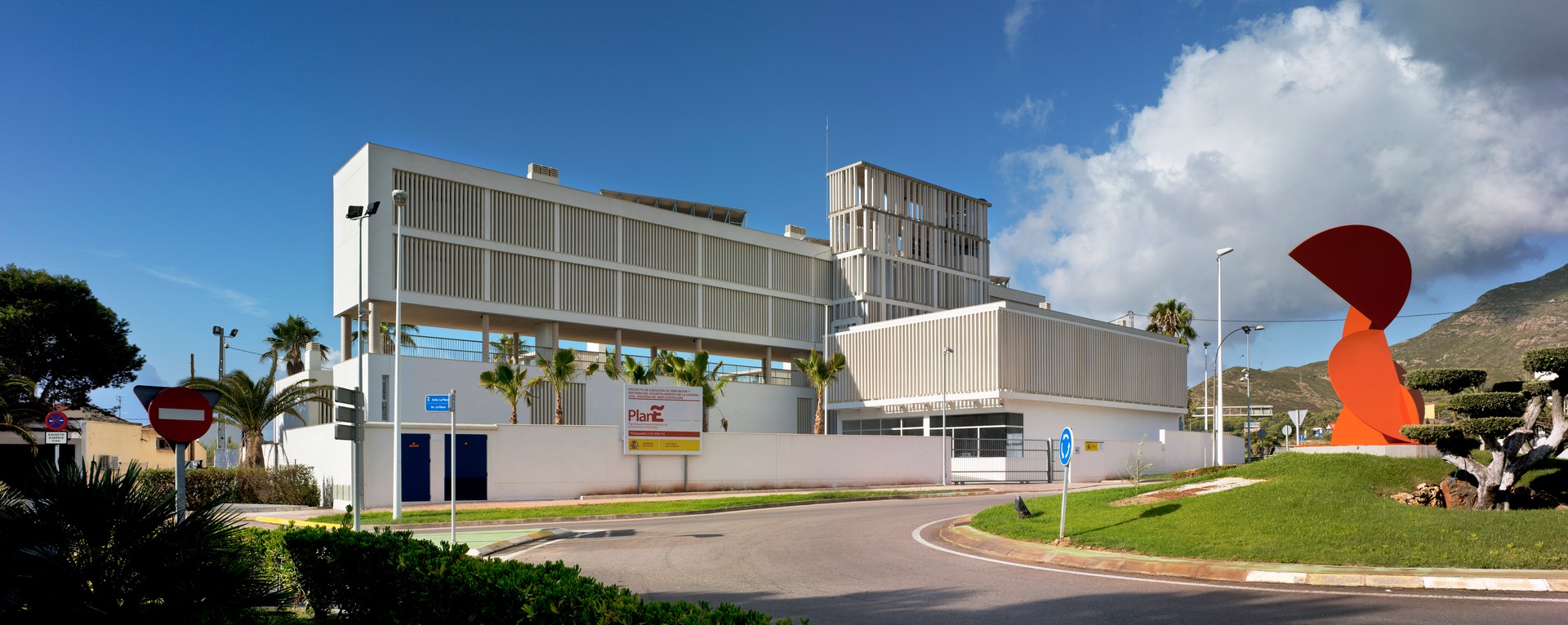 Moderno edificio que da respuesta a su entorno, un edificio cuya arquitectura refleja la fusión de usos, la innovación y la fusión de estilos en la ciudad. Interiores de espacios dinámicos que se cruzan entre ellos favoreciendo zonas que invitan a la cultura, tranquilidad y las miradas exteriores a nuevos espacios que amplían las posibilidades de intercambio social. Modern building according to its environment, a building whose architecture reflects the blending of applications, focusing on innovation and the fusion of styles of the city. The dynamic interior spaces invite to culture, peace and look to new areas that expand the possibilities of social exchange.