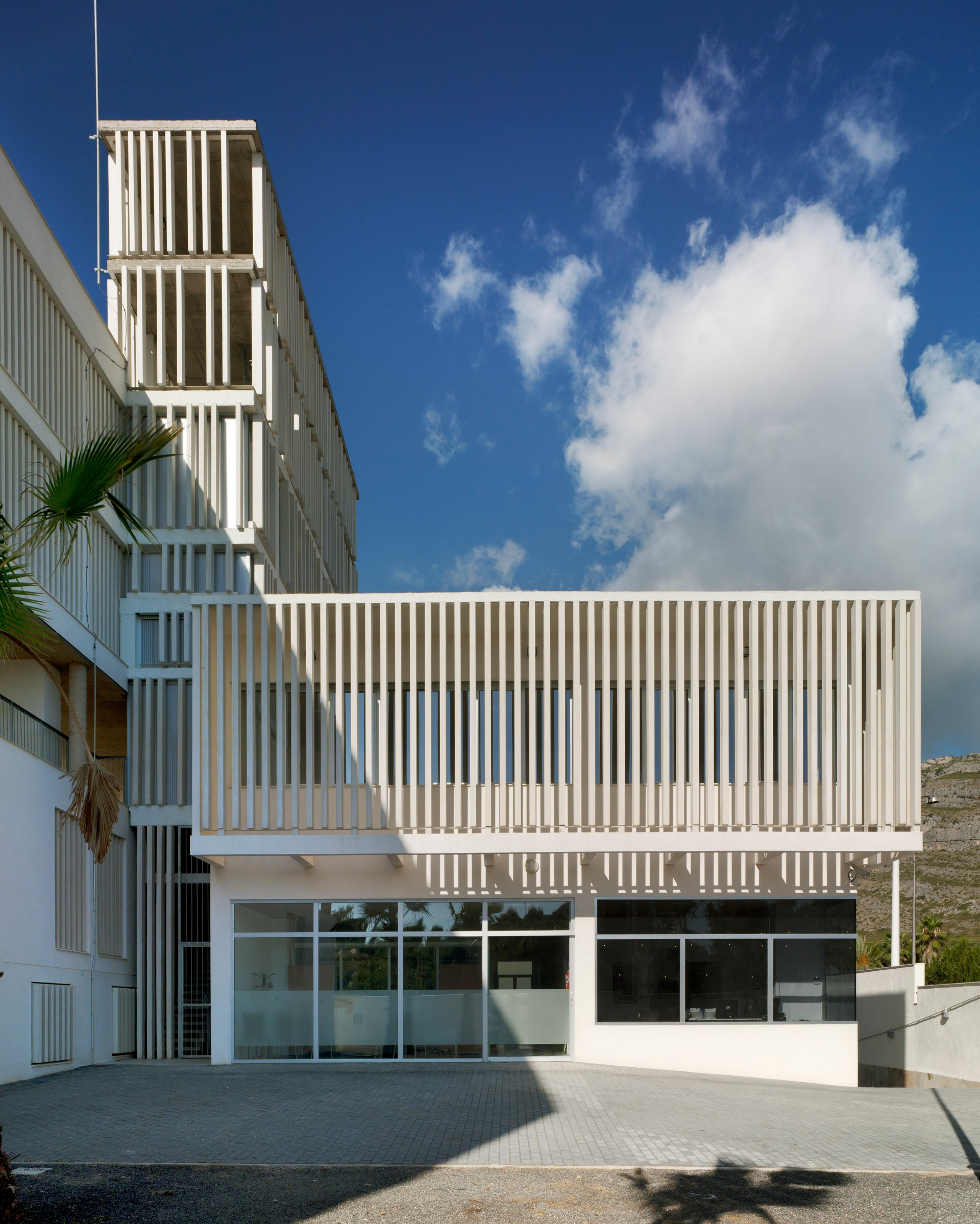 Moderno edificio que da respuesta a su entorno, un edificio cuya arquitectura refleja la fusión de usos, la innovación y la fusión de estilos en la ciudad. Interiores de espacios dinámicos que se cruzan entre ellos favoreciendo zonas que invitan a la cultura, tranquilidad y las miradas exteriores a nuevos espacios que amplían las posibilidades de intercambio social. Modern building according to its environment, a building whose architecture reflects the blending of applications, focusing on innovation and the fusion of styles of the city. The dynamic interior spaces invite to culture, peace and look to new areas that expand the possibilities of social exchange.