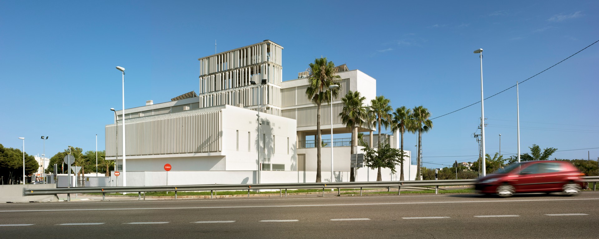 Moderno edificio que da respuesta a su entorno, un edificio cuya arquitectura refleja la fusión de usos, la innovación y la fusión de estilos en la ciudad. Interiores de espacios dinámicos que se cruzan entre ellos favoreciendo zonas que invitan a la cultura, tranquilidad y las miradas exteriores a nuevos espacios que amplían las posibilidades de intercambio social. Modern building according to its environment, a building whose architecture reflects the blending of applications, focusing on innovation and the fusion of styles of the city. The dynamic interior spaces invite to culture, peace and look to new areas that expand the possibilities of social exchange.