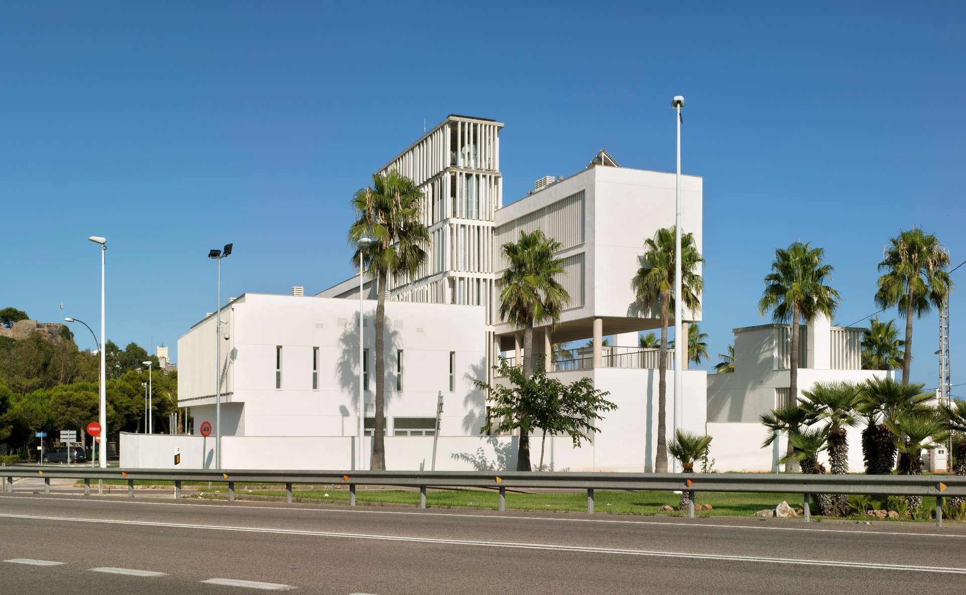 Moderno edificio que da respuesta a su entorno, un edificio cuya arquitectura refleja la fusión de usos, la innovación y la fusión de estilos en la ciudad. Interiores de espacios dinámicos que se cruzan entre ellos favoreciendo zonas que invitan a la cultura, tranquilidad y las miradas exteriores a nuevos espacios que amplían las posibilidades de intercambio social. Modern building according to its environment, a building whose architecture reflects the blending of applications, focusing on innovation and the fusion of styles of the city. The dynamic interior spaces invite to culture, peace and look to new areas that expand the possibilities of social exchange.
